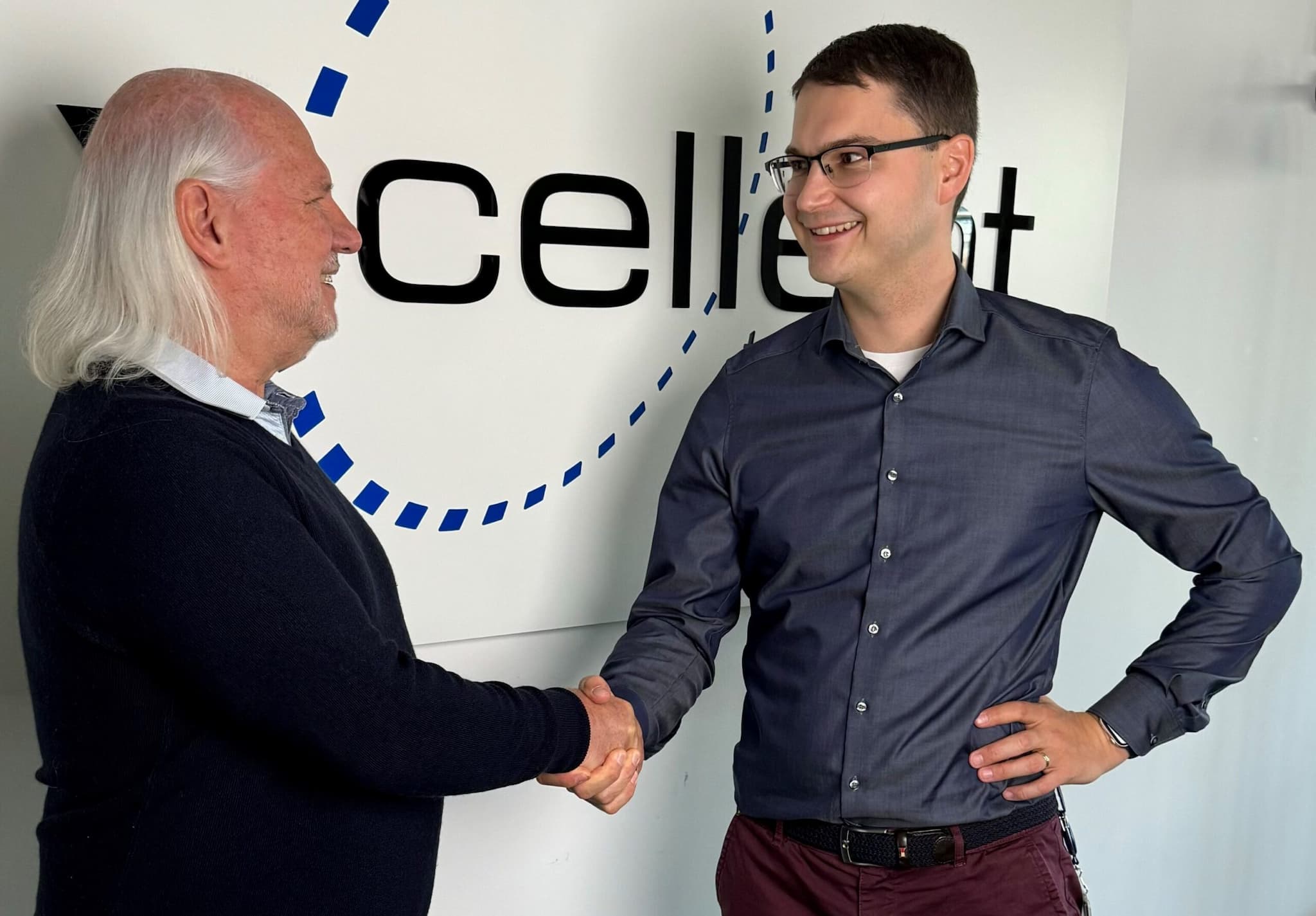 Handshake zwischen Markus, CEO von X-Cellent und Bernd, CEO von ServiceFactum.