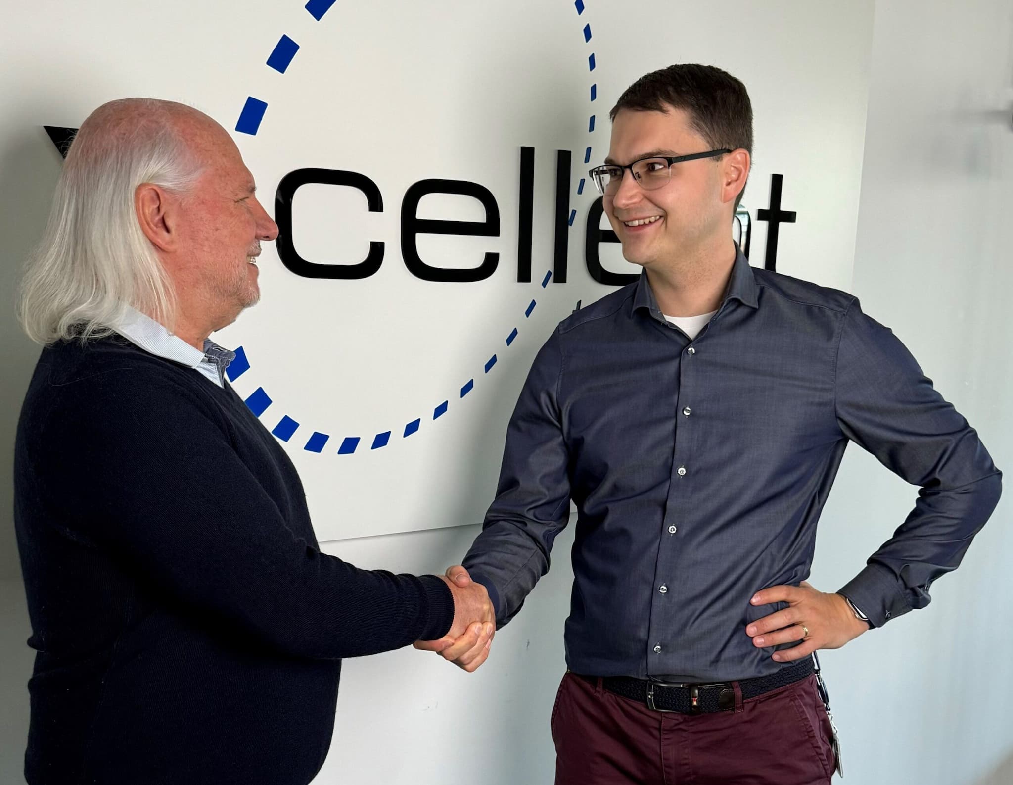 Handshake zwischen Markus, CEO von X-Cellent und Bernd, CEO von ServiceFactum.