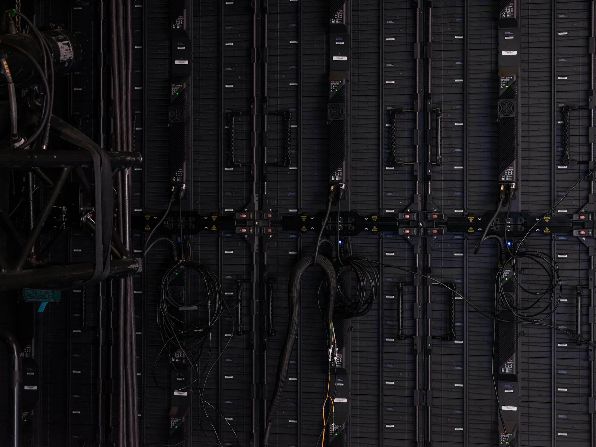Modernes Rechenzentrum mit Server-Racks und Netzwerkkabeln, Sinnbild für stabile Datenbankoperationen, IT-Infrastruktur und sichere Systemlandschaften im Finanzumfeld.